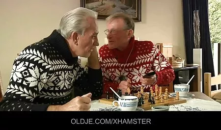 A csaladisex teljesen meztelen Cleo játszik a medencében egy dildo!