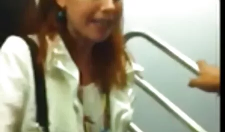 A kis ribanc maszturbál egy játék a puncija, miközben szar családi szex ingyen a szájába