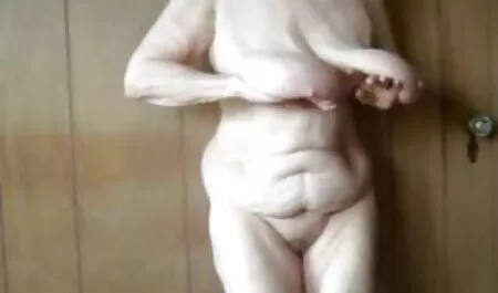 Egy fiatal, luxus maszturbál egy intenzív orgazmus. családi sex video