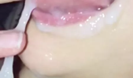 Egy aranyos Lány Spriccelős a kamera előtt. ingyen családi pornó