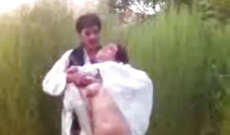 Horny white babe családi szexvideók nagy elegáns seggét baszik ujjait az éhes punci