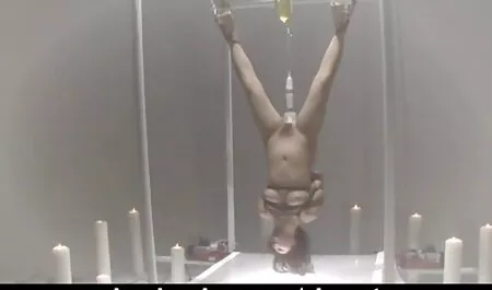 Egy családi szex videók ingyen perverz diák maszturbál, miközben szopja a kakasokat.