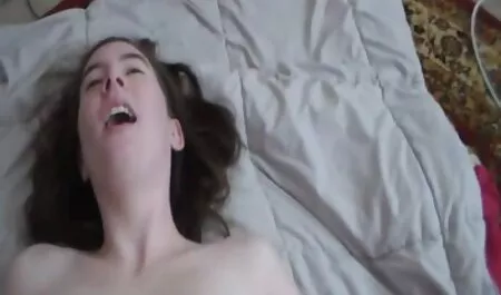 Aranyos szőke csaj, finoman szar a családi pornó lábával!