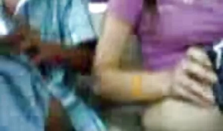 A kék szemű lány szar, anya lánya fia szex amíg az anyja meg nem jelenik a POV videóban.