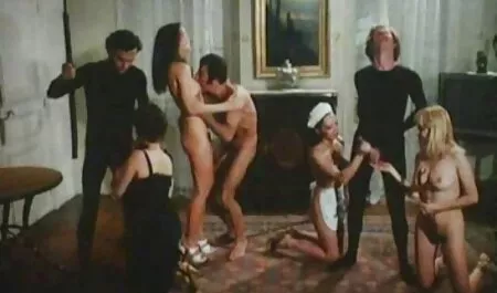 A szürke hajú öreg ember örömmel szeretkezik az családi pornó édes teremtménnyel.