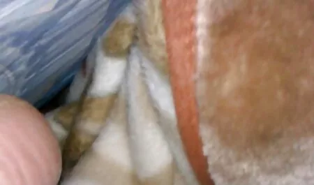 Bikini lány maszturbál egy széken a medence mellett. ingyen csaladi porno