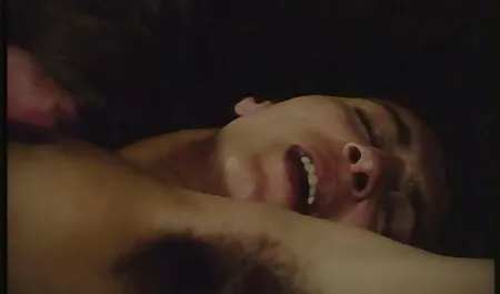 A szexi családi anál szex szőke orgazmusa van a fürdőszobában.