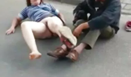 A központi fogantyú mély torka. baszd meg az családi sex videok öklöd.