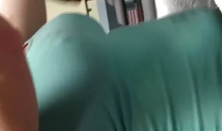 Két bombázó anális szex a kamera családi pornó videók előtt