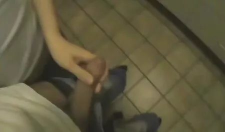 Kiváló minőségű apa lánya dugás pornó a kanyargós seggét