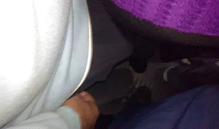 - Maszturbálás egy játékkal a családi szeksz videók fürdőszobában.