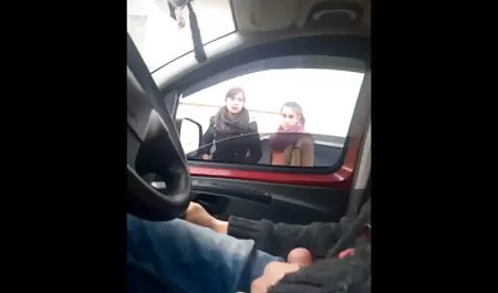 Az öreg ingyen családi pornó anyának, a feleségnek nagy fehér kakas van a férje előtt.