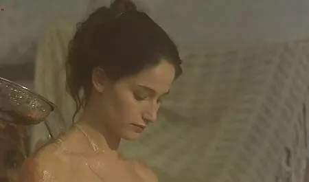 Busty szőke családi sex videók felfalja a farkát.