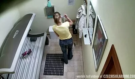 Egy fekete idegen könyörtelenül verte a szőke nőt családi szex videók egy baba mellett.